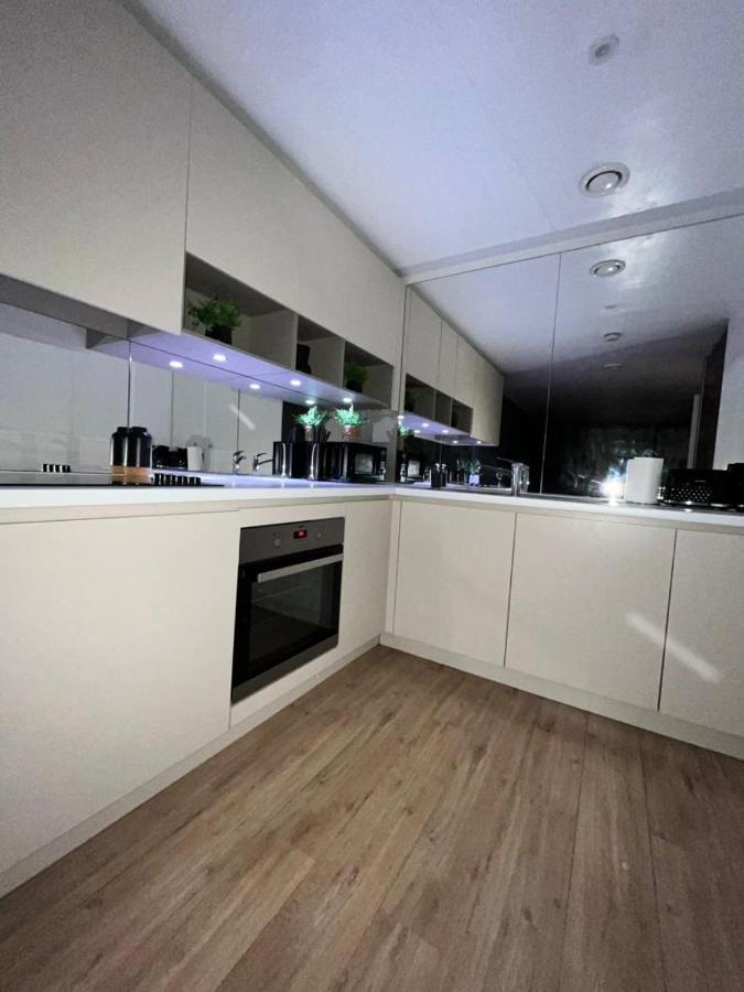 Luxurious Dlr Apartment London Bagian luar foto