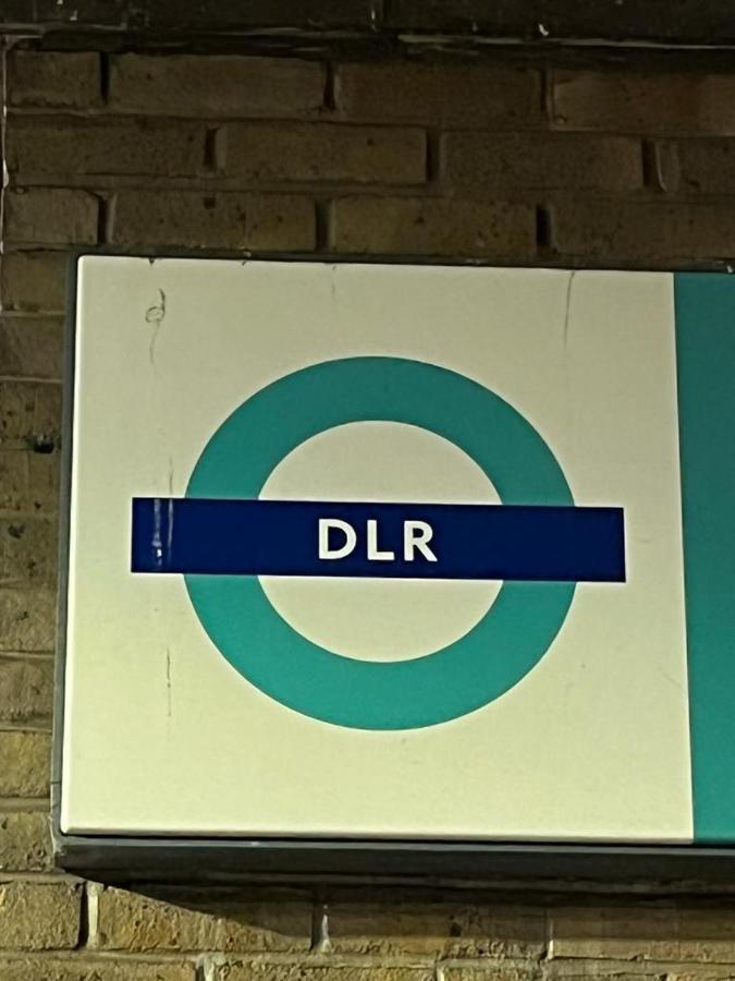 Luxurious Dlr Apartment London Bagian luar foto